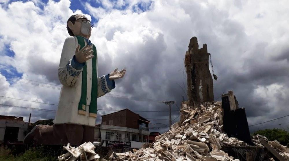 Estátua de 13 metros de Padre Cícero desaba sobre a rua