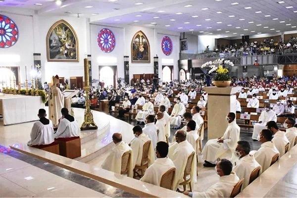 Mulher cai na igreja, pede indenização e juíza nega: “Geração mimimi”