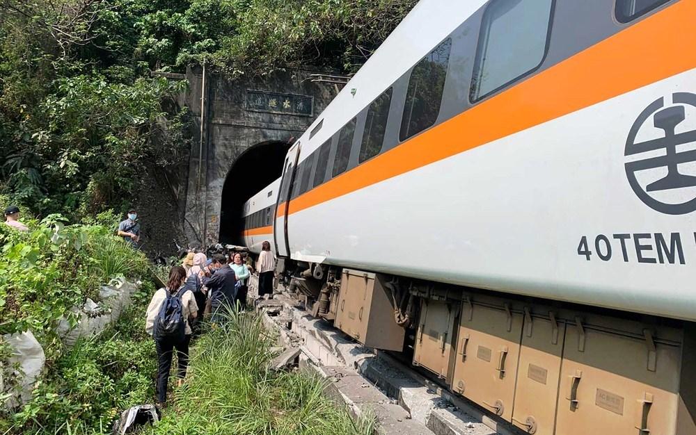 Trem descarrila em região turística de Taiwan e deixa pelo menos 48 mortos