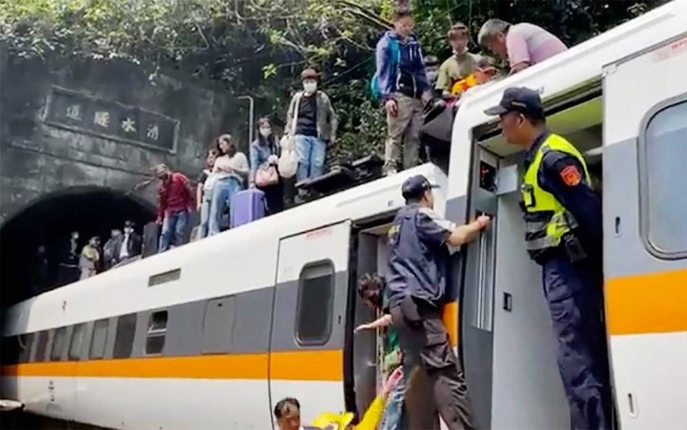 Trem descarrila em região turística de Taiwan e deixa pelo menos 48 mortos