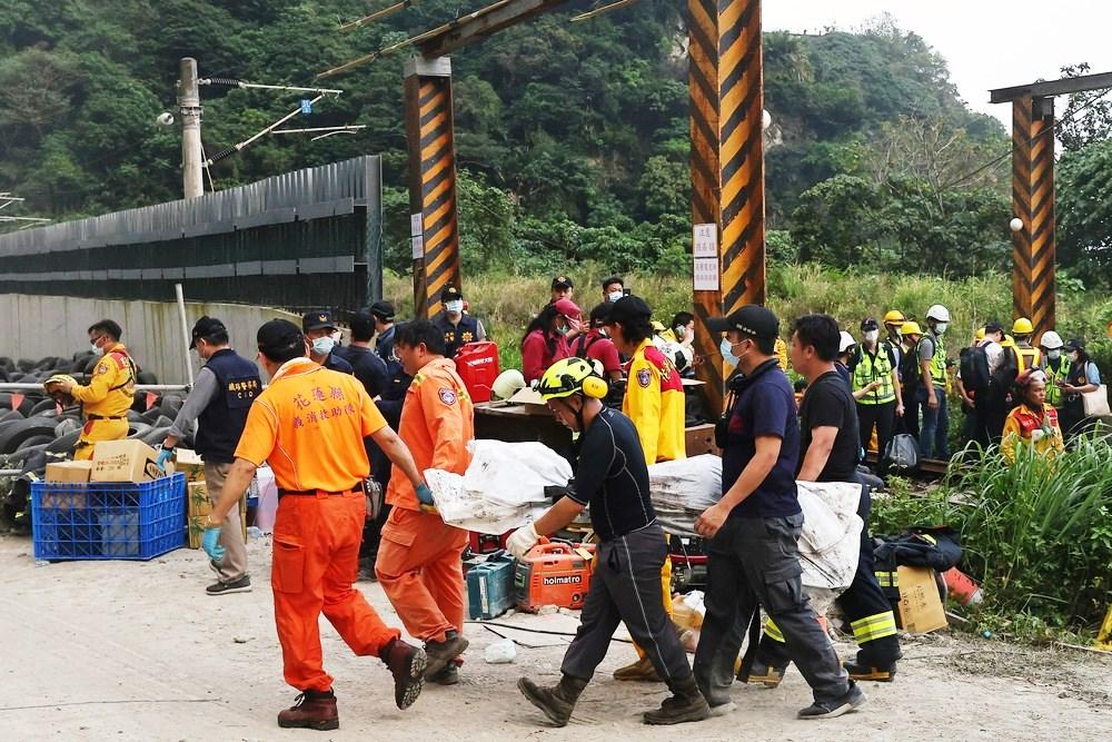 Trem descarrila em região turística de Taiwan e deixa pelo menos 48 mortos