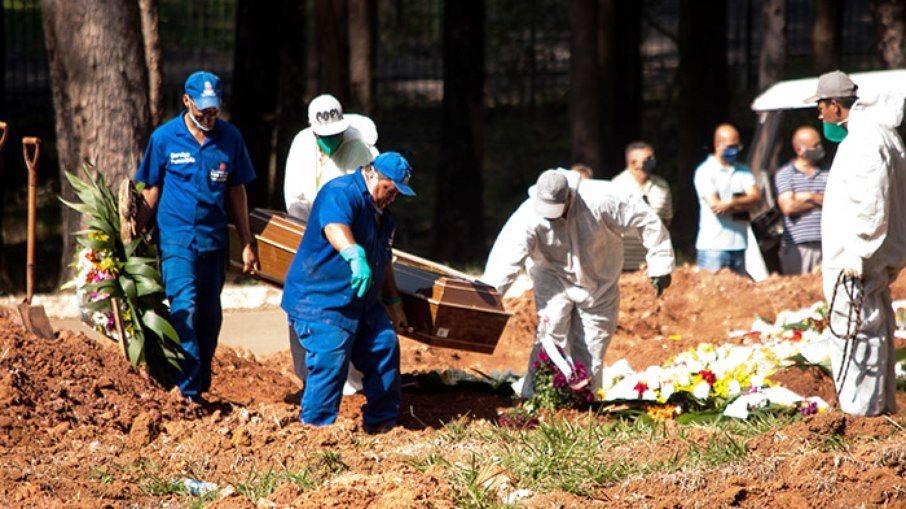 Brasil chega a 330 mil mortes porPaís registrou 1.987 mortes pela doença nas últimas 24 horas, de acordo com o Conass  Movimentação no Cemitério Vila Formosa o maior Cemitério da América Latina localizado na zona leste da cidade de São Paulo – Foto: Roberto Costa/Código 19/Agência O Globo O Brasil registrou neste sábado (3) 1.987 mortes por Covid-19 nas últimas 24 horas, chegando ao total de 330.193 óbitos acumulados. A média móvel de mortes chegou a 2.806. Os dados são do Conselho Nacional de Secretários de Saúde (Conass). Em casos confirmados, desde o começo da pandemia, já são 12.953.597 brasileiros já tiveram ou têm o novo coronavírus, com 43.515 desses confirmados no último dia. A média móvel nos últimos sete dias foi de 66.176. O ranking de número de mortes segue liderado pelo estado de São Paulo, que tem 76.750 óbitos causados pela Covid-19. O Rio de Janeiro continua em segundo lugar, com 37.629 mortes, seguido por Minas Gerais (25.534), Rio Grande do Sul (20.436) e Paraná (17.257). A contagem de casos realizada pelas Secretarias Estaduais de Saúde inclui pessoas sintomáticas ou assintomáticas; ou seja, neste último caso são pessoas que foram ou estão infectadas, mas não apresentaram sintomas da doença. Desde o início de junho, o Conass divulga os números da pandemia da Covid-19 por conta de uma confusão com os dados do Ministério da Saúde. As informações dos secretários de saúde servem como base para a tabela oficial do governo, mas são publicadas cerca de uma hora antes. Desde o início de junho, o Conass divulga os números da pandemia da Covid-19 por conta de uma confusão com os dados do Ministério da Saúde. As informações dos secretários de saúde servem como base para a tabela oficial do governo, mas são publicadas cerca de uma hora antes. Projeção  O Instituto de Métricas e Avaliação em Saúde, da Universidade de Washington, nos Estados Unidos, projeta cem mil mortes por Covid-19 no Brasil apenas no mês de abril. O estudo leva em consideração dados divulgados pelas autoridades sanitárias. Segundo a pesquisa, o pico de óbitos no Brasil ocorrerá em 24 de abril, quando o país terá aproximadamente 4 mil mortos em 24 horas. De acordo com o levantamento, o país atingirá a marca de 562,8 mil mortos pela Covid-19 em 1° de julho deste ano. Covid-19 no mundo  Mais de 130 milhões pessoas foram infectadas em todo o mundo. Do total de doentes, mais de 28 milhões morreram, segundo a Universidade Johns Hopkins. O Brasil segue como o terceiro país do mundo em número de casos de Covid-19 e o segundo em mortes, atrás apenas dos Estados Unidos. Valedoitaúnas/Informações iG Covid; média de óbitos está acima de 2,8 mil