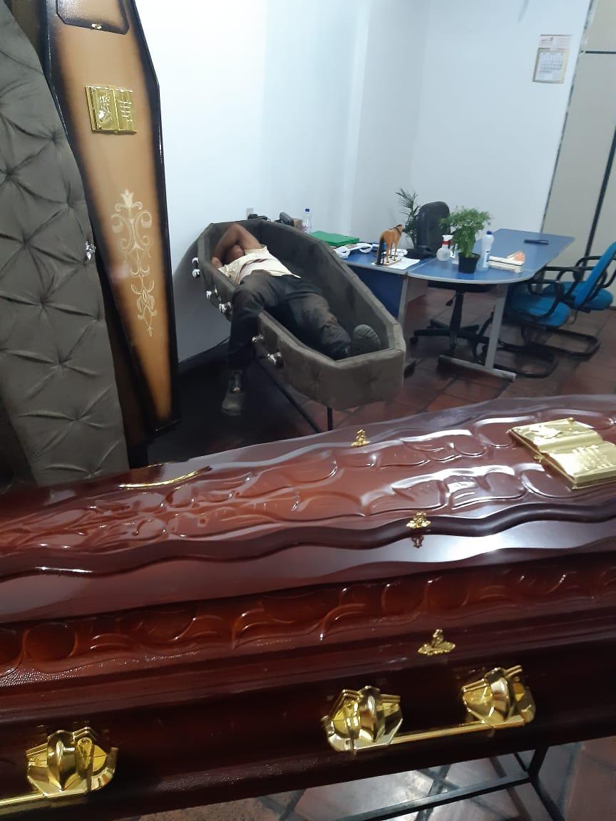 Dono de funerária encontra homem bêbado dormindo dentro de caixão