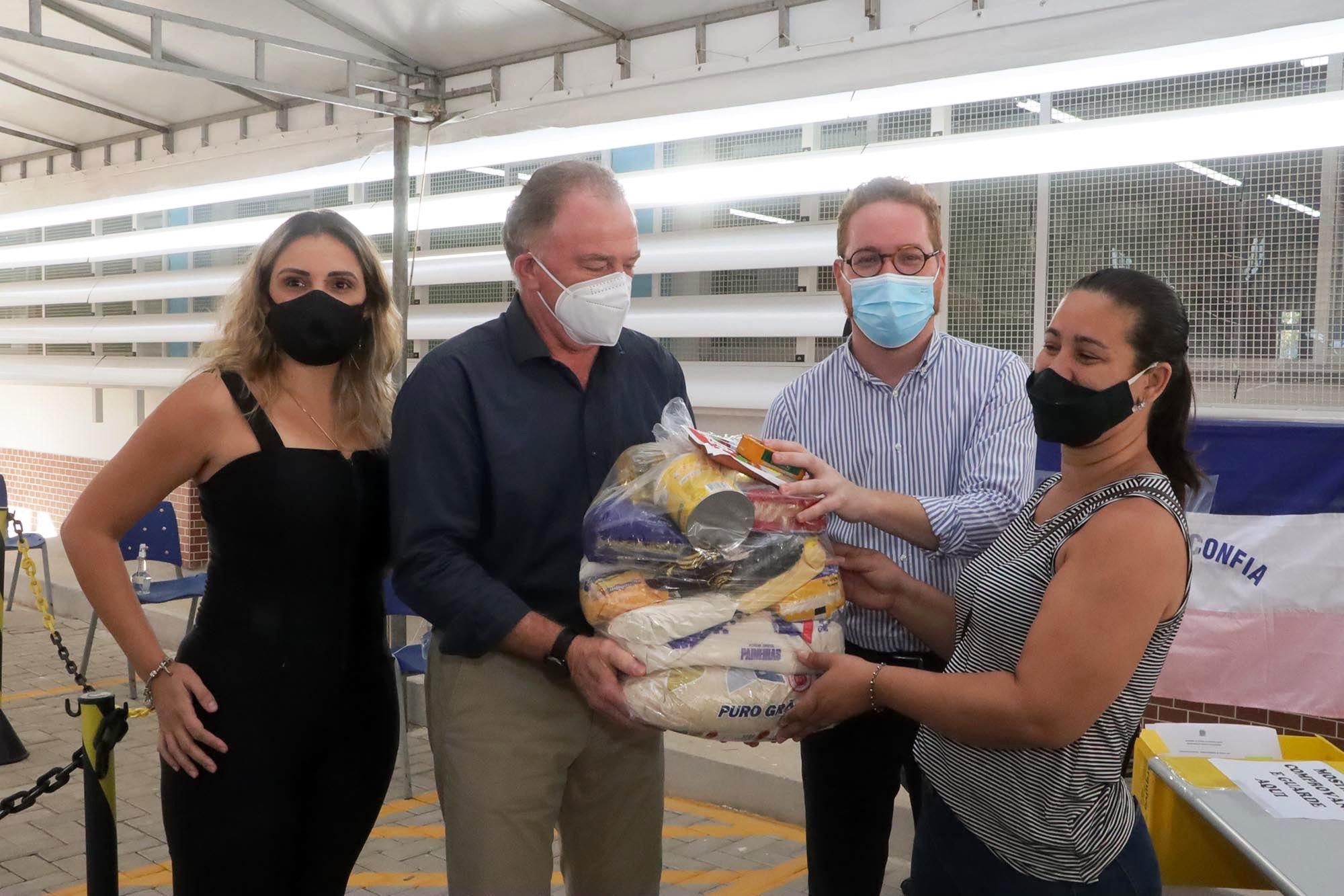 Casagrande entrega de cestas básicas a alunos da Rede Estadual