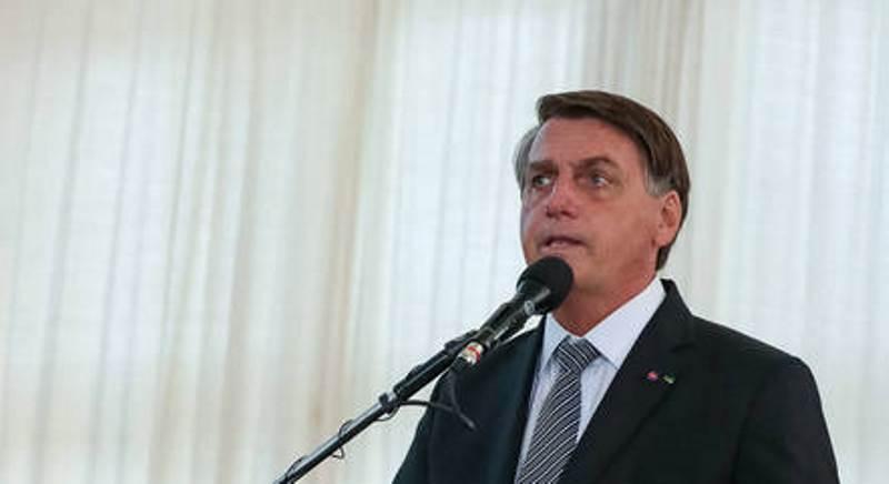 Bolsonaro reage contra ministro Barroso: 'Falta coragem moral'