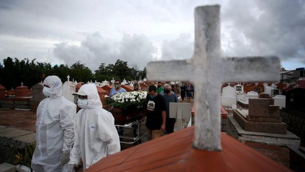 Em meio à crise de desemprego no Brasil, fábricas de caixões abrem vagas