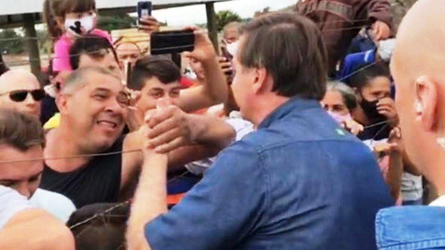 Sem máscara, Bolsonaro promove aglomeração em cidade do interior de Goiás