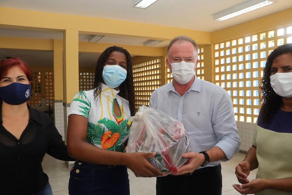 Casagrande acompanha entrega de alimentos da Agricultura Familiar aos estudantes da Rede Estadual 