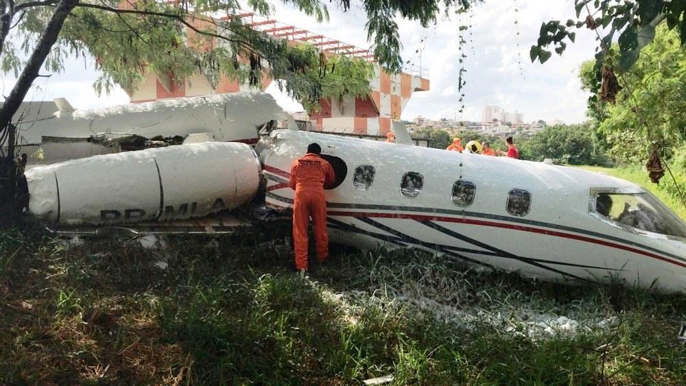 Aeronave cai no aeroporto da Pampulha e mobiliza bombeiros