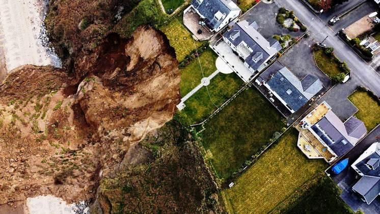 Casas de alto padrão em Gales correm risco de cair de penhasco