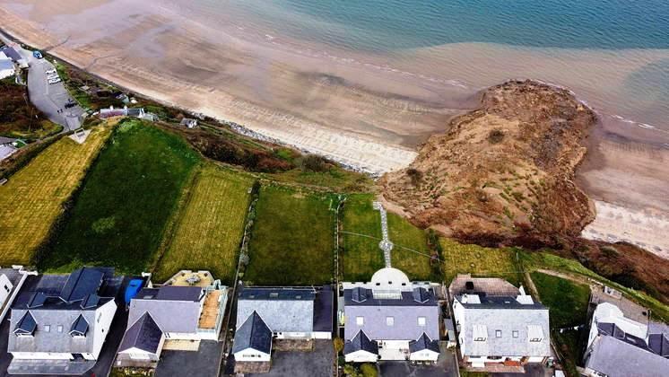 Casas de alto padrão em Gales correm risco de cair de penhasco