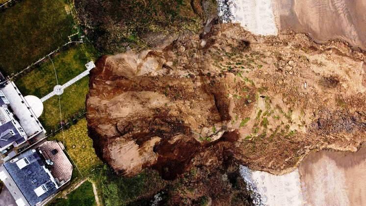 Casas de alto padrão em Gales correm risco de cair de penhasco