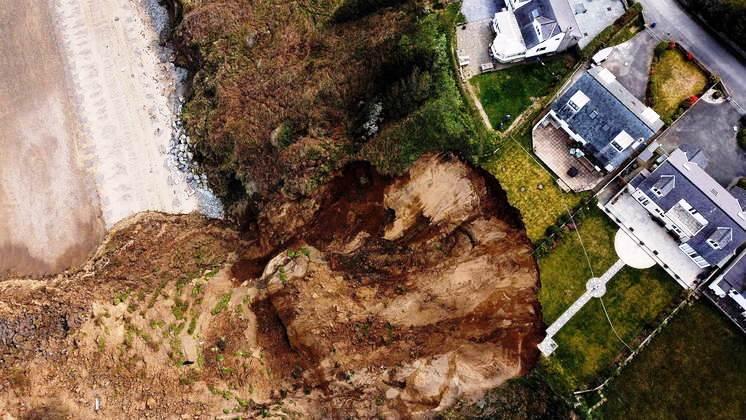 Casas de alto padrão em Gales correm risco de cair de penhasco