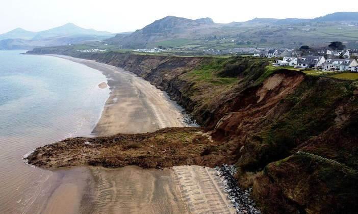 Casas de alto padrão em Gales correm risco de cair de penhasco