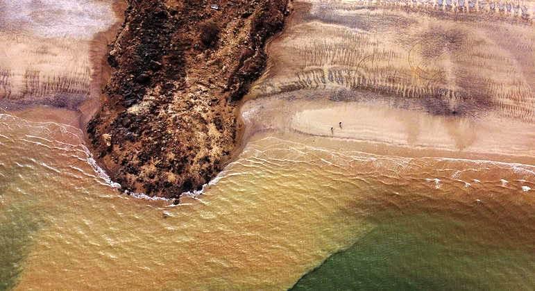 Casas de alto padrão em Gales correm risco de cair de penhasco