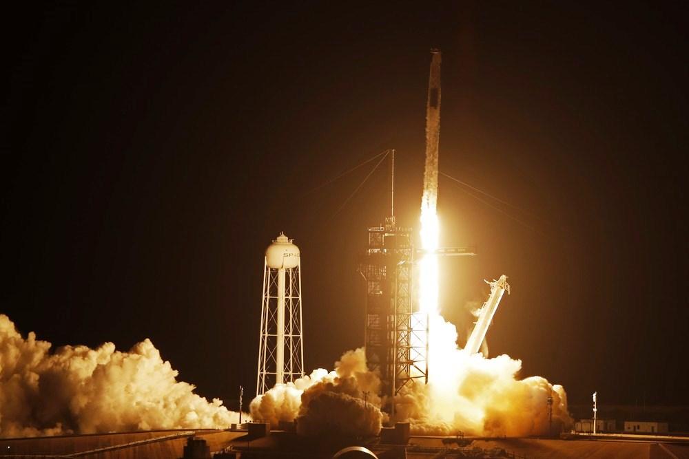 SpaceX e Nasa lançam 4 astronautas rumo à estação espacial; veja vídeo