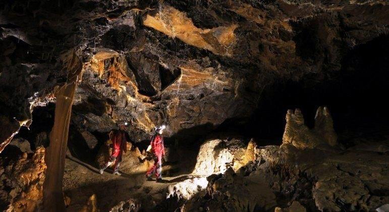 Termina experimento que confinou 15 pessoas por 40 dias em caverna