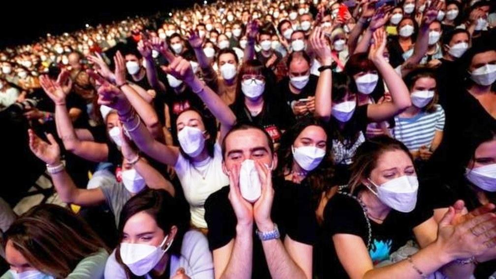 Porque apenas 6 se infectaram com Covid-19 em show com 5 mil pessoas em Barcelona, na França?