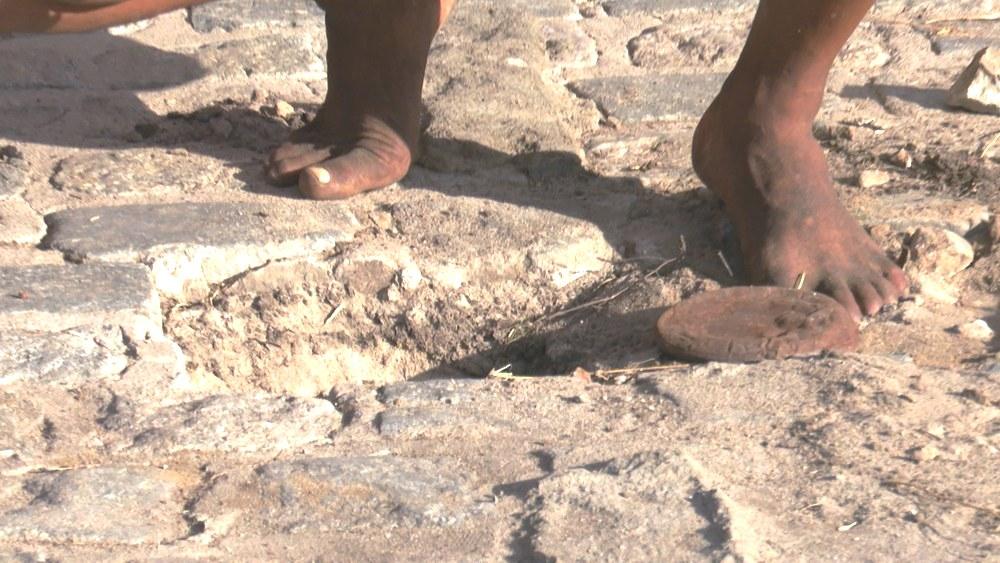 Agricultor encontra 'tesouro enterrado' com dezenas de cédulas antigas