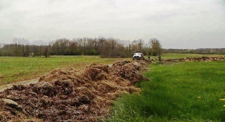 Disputa territorial gera mureta de cocô com 76 m de comprimento