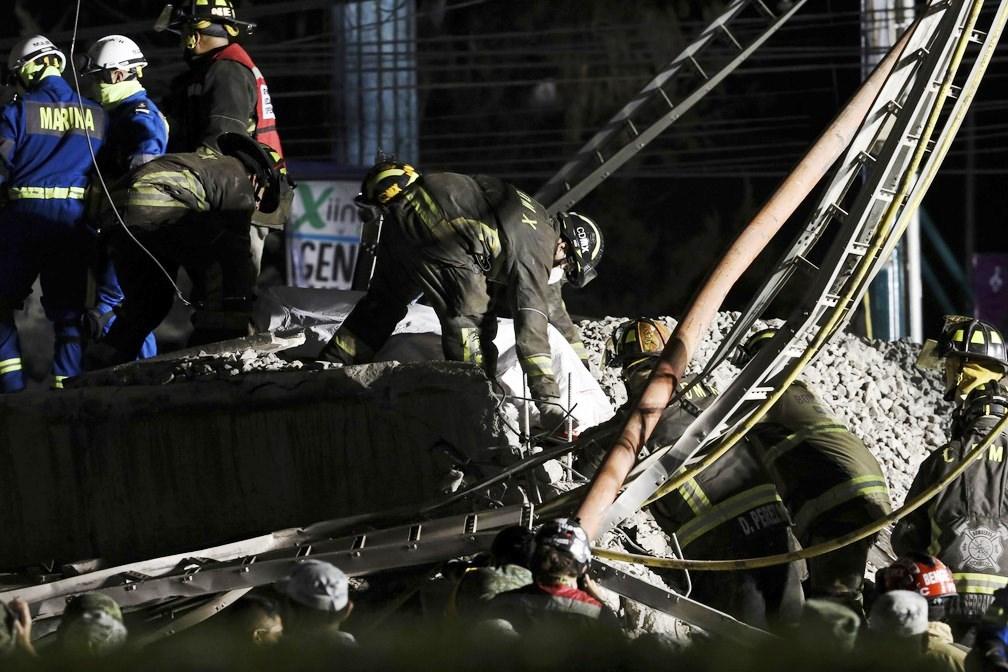 Trem do metrô da Cidade do México cai em avenida e deixa dezenas de mortos e feridos