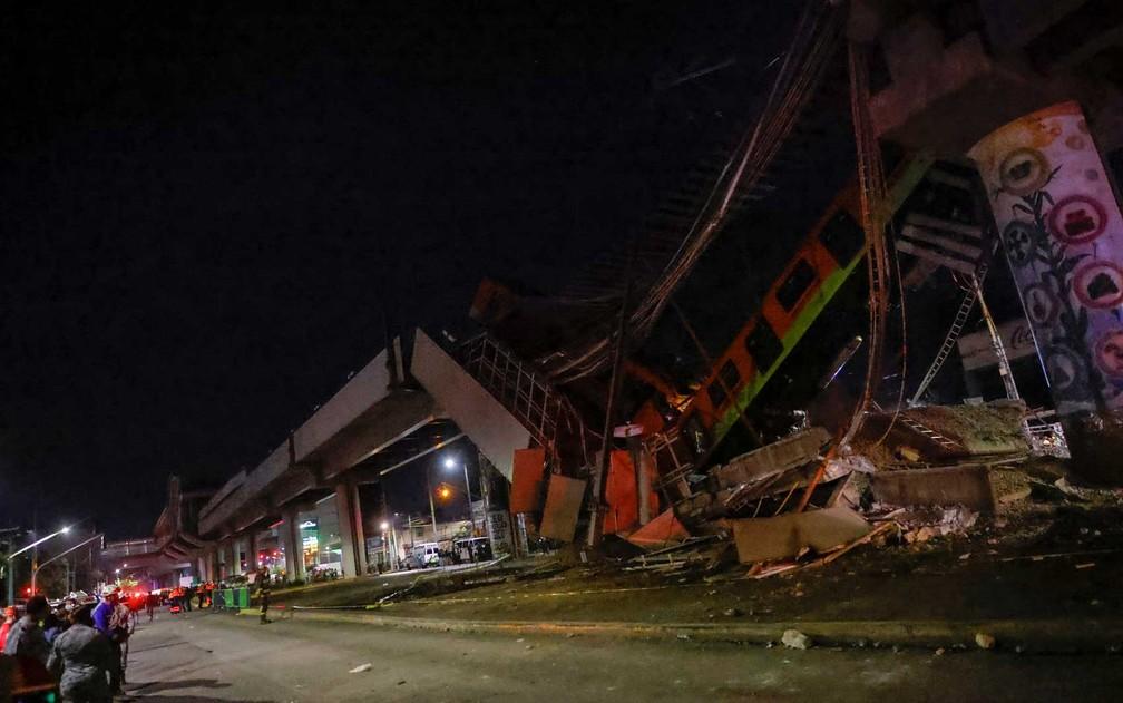 Trem do metrô da Cidade do México cai em avenida e deixa dezenas de mortos e feridos