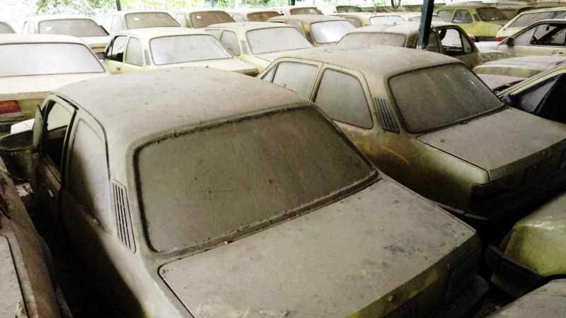 Galpão abriga dezenas de Chevette abandonados por 20 anos