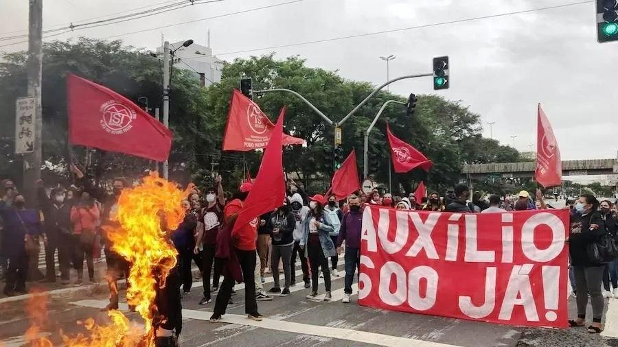 MTST bloqueia vias em 8 estados por auxílio emergencial de R$ 600 e moradia