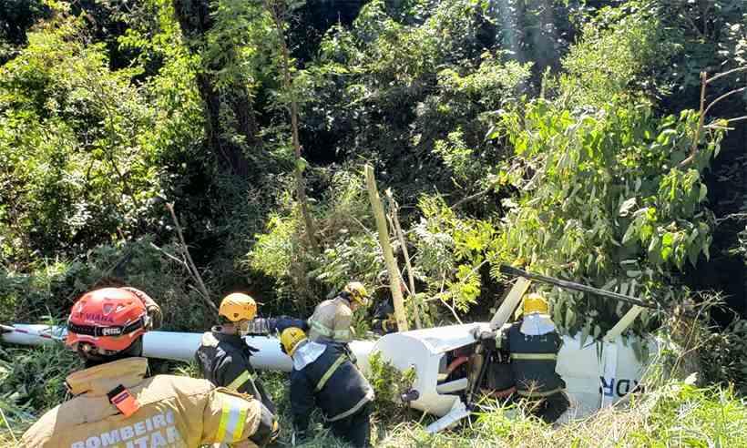 Helicóptero com 4 tripulantes cai em parque de BH