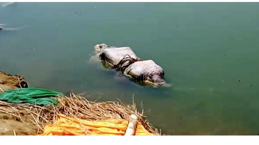 Corpos de possíveis vítimas da Covid-19 aparecem às margens do Ganges, na Índia