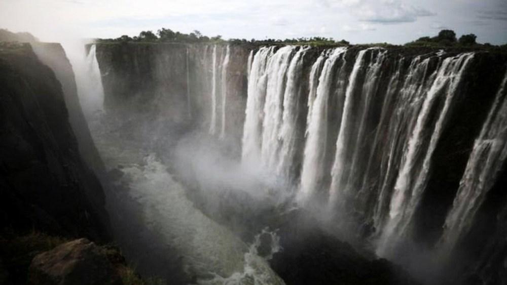 Uma das maiores quedas d'água do mundo, as Cataratas de Vitória, secou