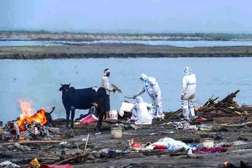 Índia coloca rede no Ganges para resgatar corpos de mortos por Covid-19