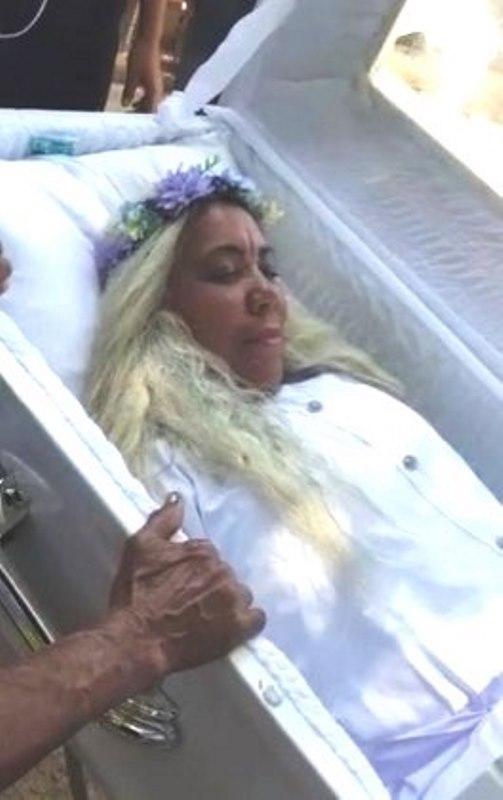 Mulher aluga caixão e ensaia funeral no quintal