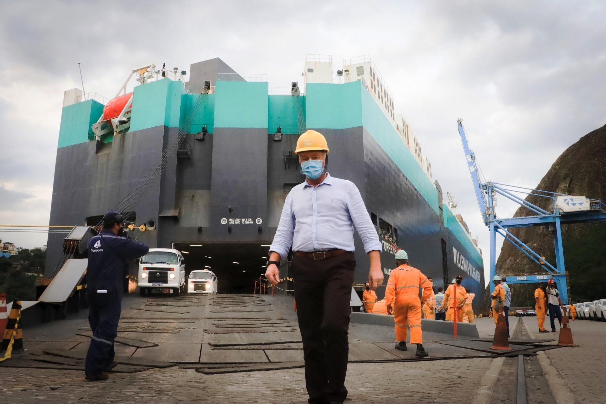 Governador visita primeiro terminal exclusivo de veículos no Porto de Vitória