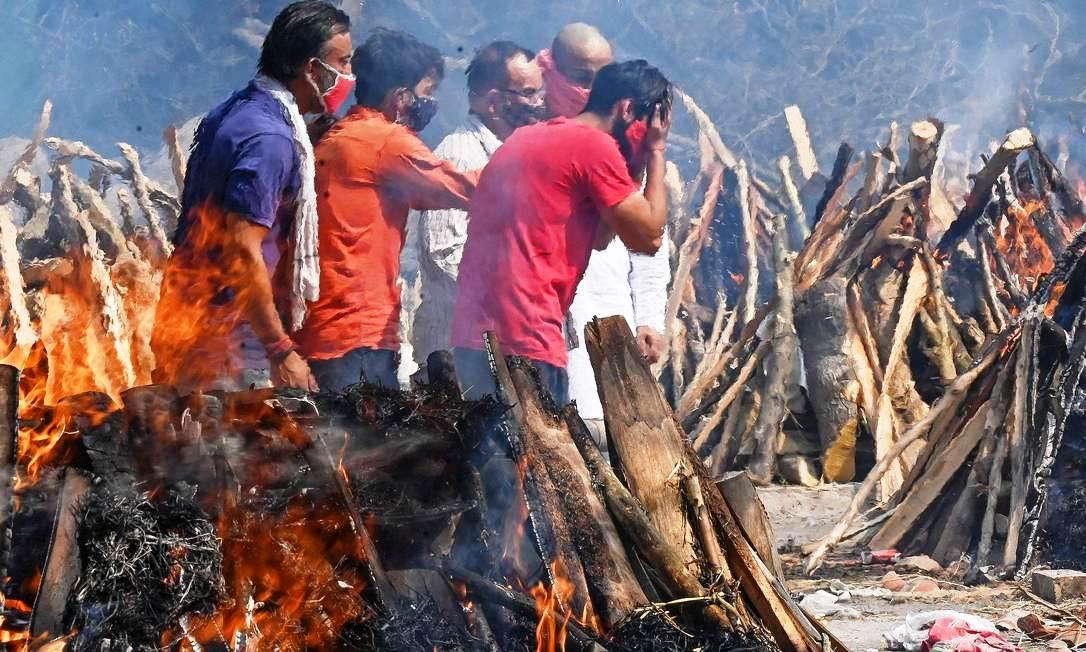 Famílias inteiras são dizimadas na Índia rural pelo descontrole da Covid-19