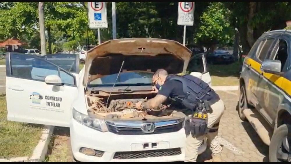 Conselheiro tutelar é preso por dirigir a 160 km/h e com nove pessoas no carro, entre elas, seis crianças