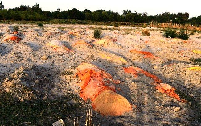 Rio Ganges vira 'cemitério' com corpos flutuantes ou enterrados às margens