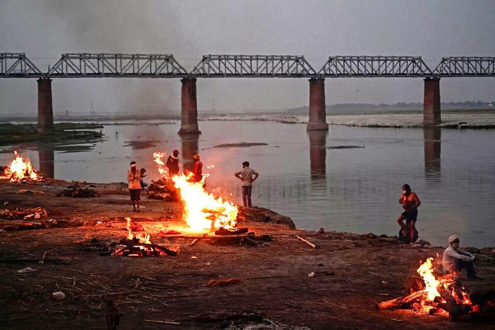 Rio Ganges vira 'cemitério' com corpos flutuantes ou enterrados às margens