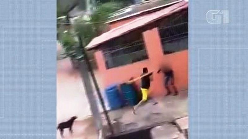 Mulher é perseguida e agredida a pauladas por namorado