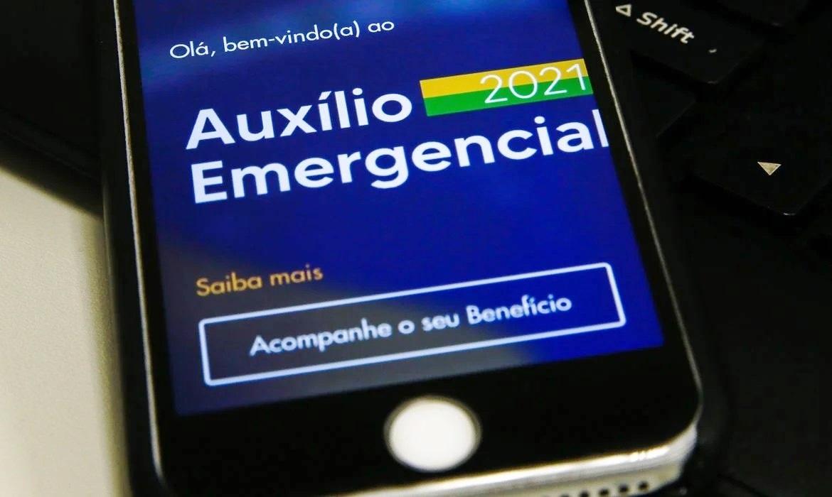 Governo avalia prorrogar auxílio emergencial e adiar reforma do Bolsa Família