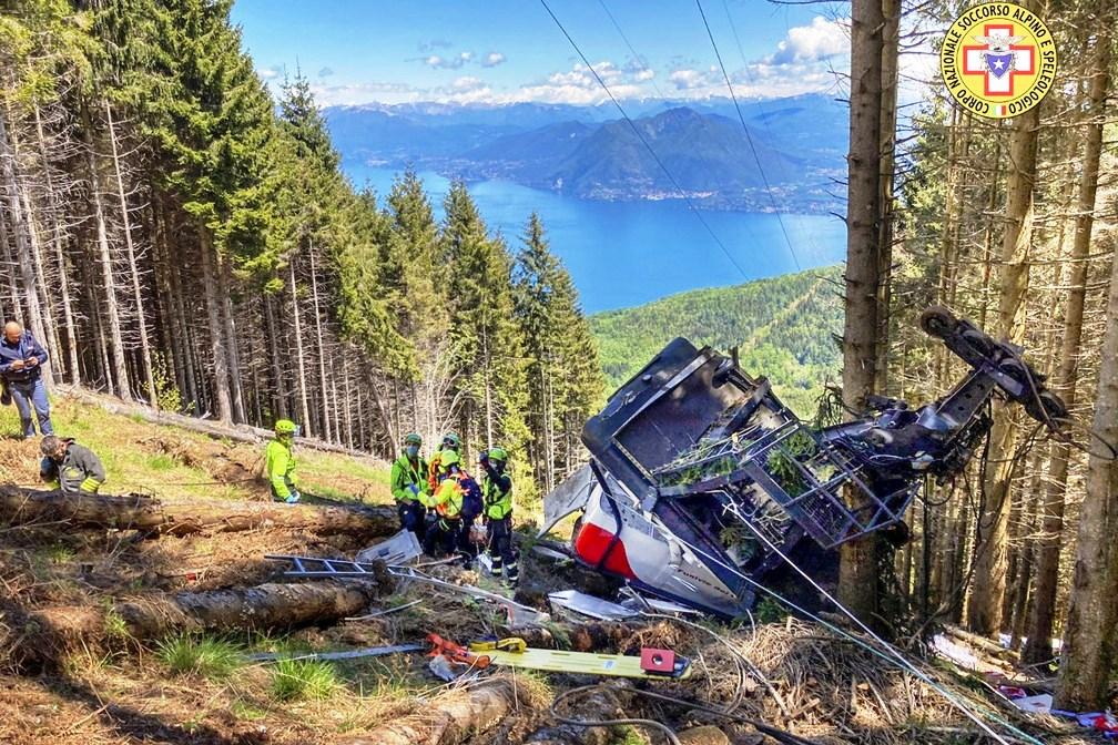 Queda de teleférico deixa ao menos 12 mortos na Itália