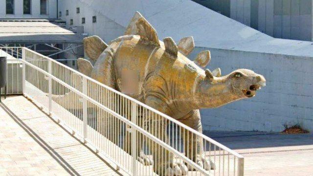 Cadáver é encontrado dentro de estátua de dinossauro em Barcelona