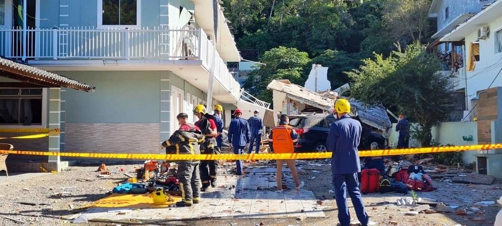 Após suspeita de explosão, estrutura de 2 andares com quitinetes desaba