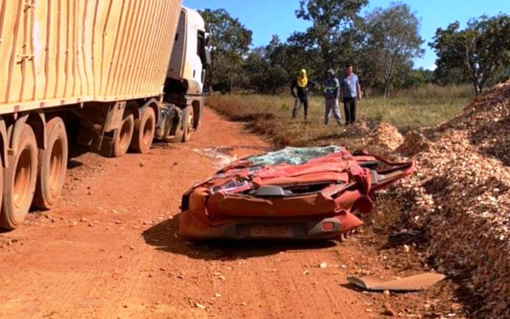 Casal desce do carro minutos antes de carreta esmagar veículo