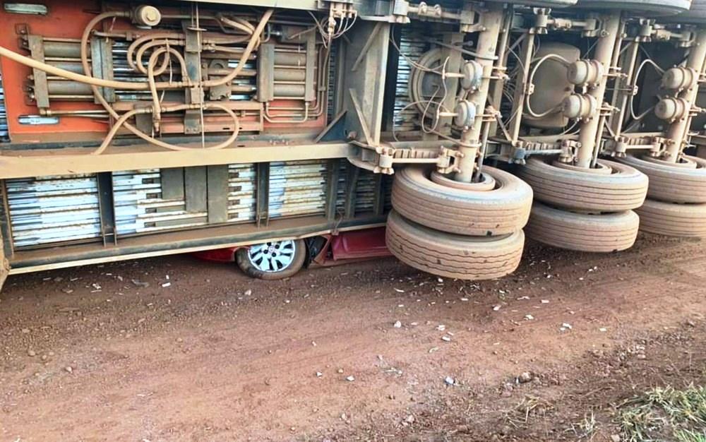 Casal desce do carro minutos antes de carreta esmagar veículo