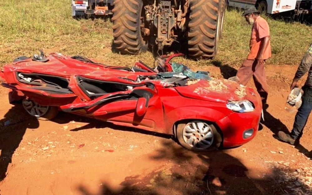 Casal desce do carro minutos antes de carreta esmagar veículo