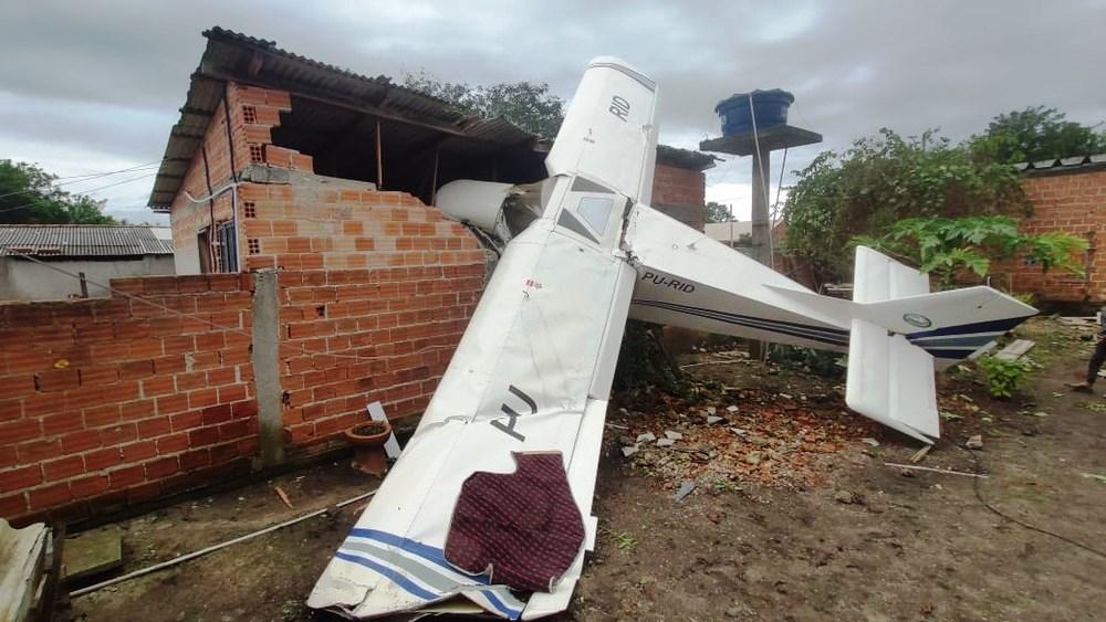 Avião de pequeno porte cai sobre casa