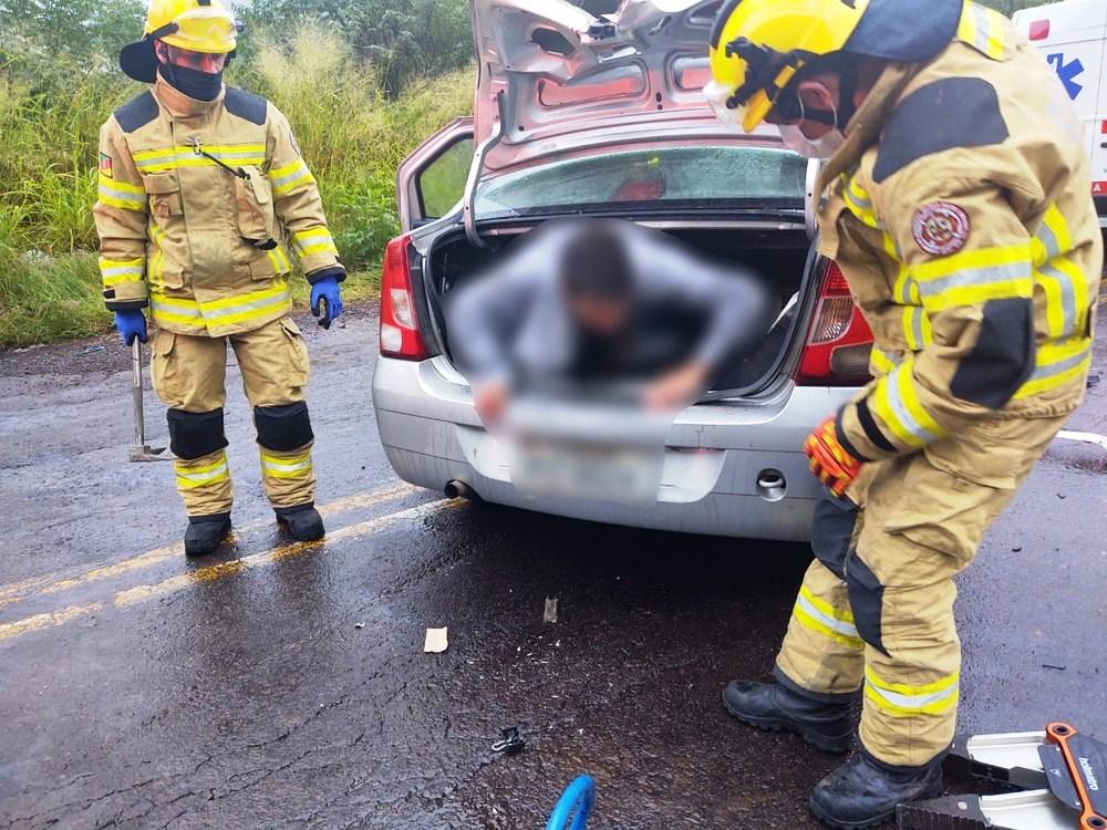 Homem é encontrado dentro de porta-malas de carro acidentado; condutor e passageira são presos