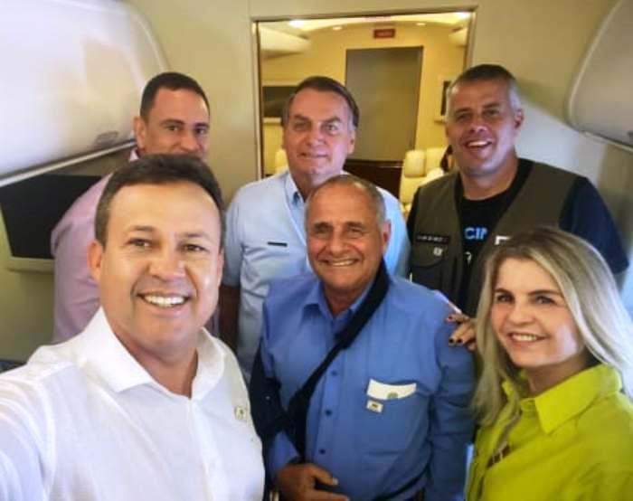 “Quem fala ‘fora Bolsonaro’ devia estar viajando de jegue”, diz Bolsonaro em voo