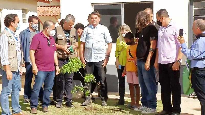 Em São Mateus, Bolsonaro entrega casa à família e planta árvore